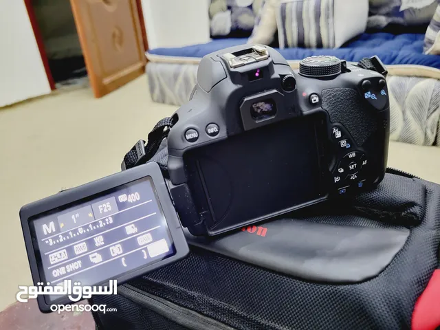 كاميرة تصوير كانون D700 مع العدسه والشنطه وباقي ملحقاتها