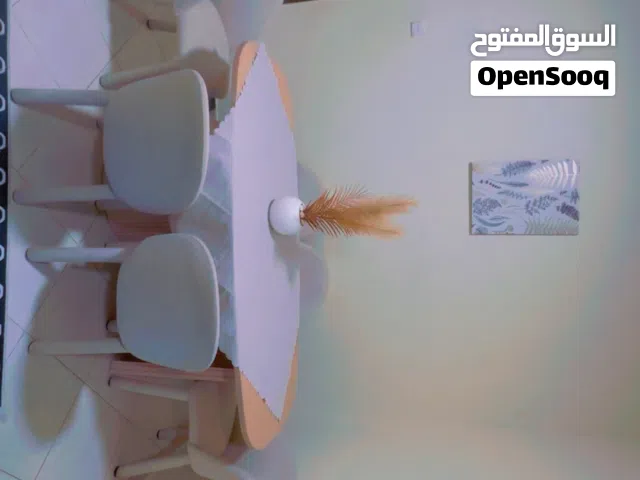 طاولة طعام باللون البيجي