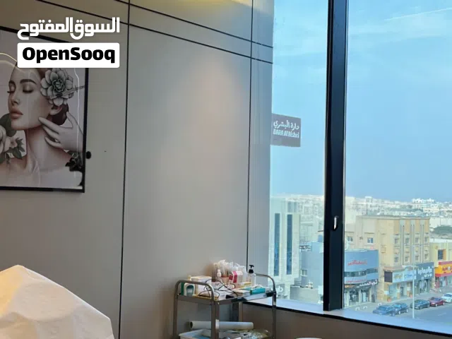 عيادة جلدية و تجميل و ليزر جديدة في موقع مميز على شارع رئيسي مجهزة بأفخم الديكورات و التشطيبات مجهزة