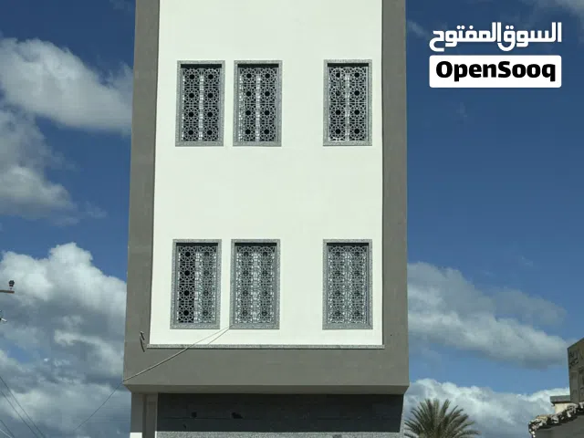 مبنى مكون من 3 طوابق الطابق الاول 50 م و الثاني و الثالث 55م . مكانه ما بين مستشفى قدور و مرمرة مول