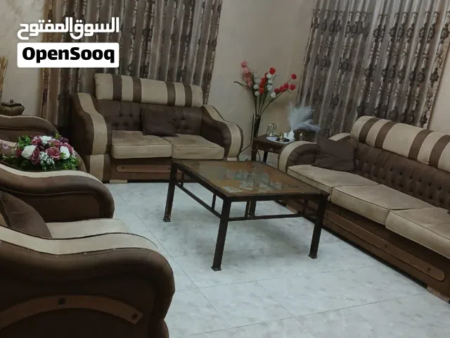 كنب للبيع مع البرادي ثقيل 200 قابل للتفاوض بشيء بسيط
