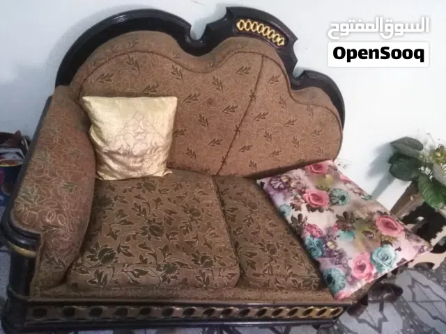 انترية خشب زان تقل بحالة جيده عباره عن 2 كنبة ثنائية+ 2 فوتيه مش بياخد مساحة كبيرة في الفرش