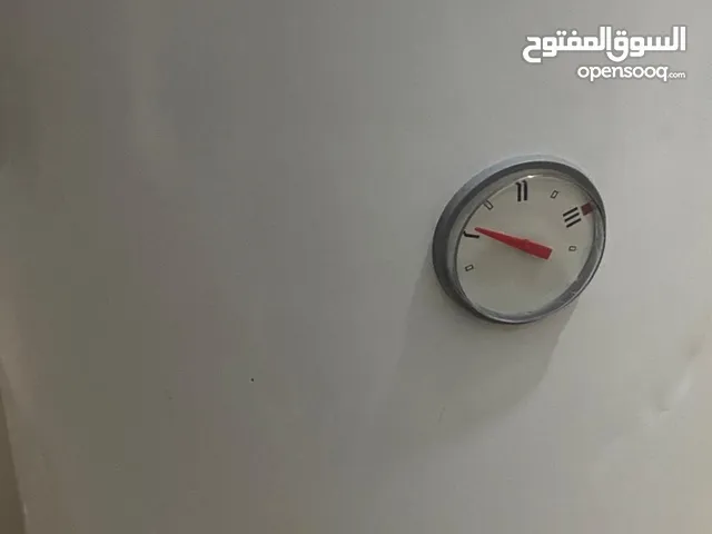 كيزر وكالة مع طاولة طعام مع كرسيين وثريا للبيع