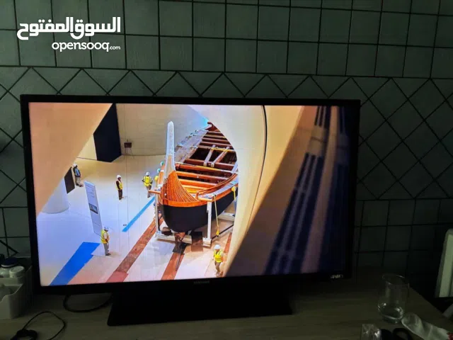 Samsung LED with a stand holder تلفاز سامسونغ LED مع طاولة مثبتة