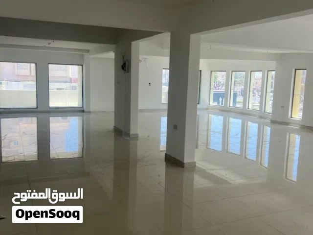 فرصة عظيمة معرض بموقع رائع بمساحة 280م بقلب سوق الخوض التجاري - مناسب لصالة رياضية فقط ب1150 كل شهر
