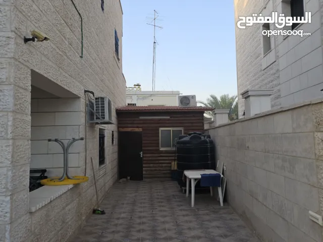 بيت حجر  طابقين مستقل للبيع في أريحا-حي كتف الواد ع مساحة 460 متر للأرض