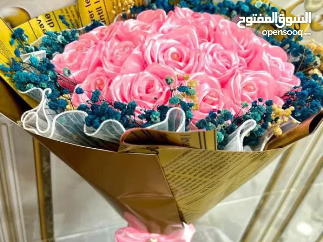 ورد اصطناعي جميل صنع يد نشتغل باقات وسلات باسعار رمزيه مناسبه