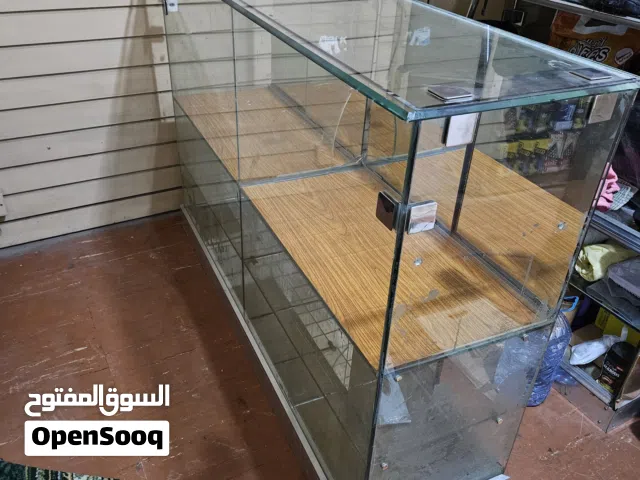 طاولة عرض منتجات زجاجية