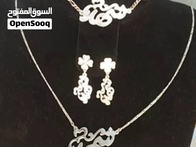 انا محمد جوهر بصمم سلاسل فضه بي الأسماء حسب الطلب وبعد الطلب وتوفر توصيل معظم الولايات