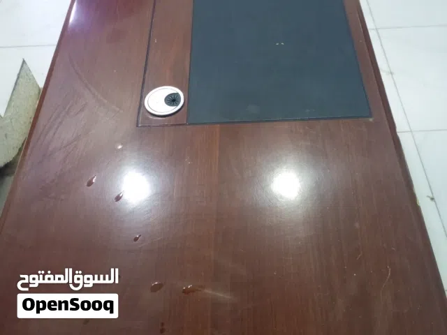 ميز مكتبي .
