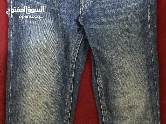 بنطلون جينز و قميص ابيض