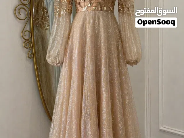 للبيع فستان سهرة لون شامبين زري