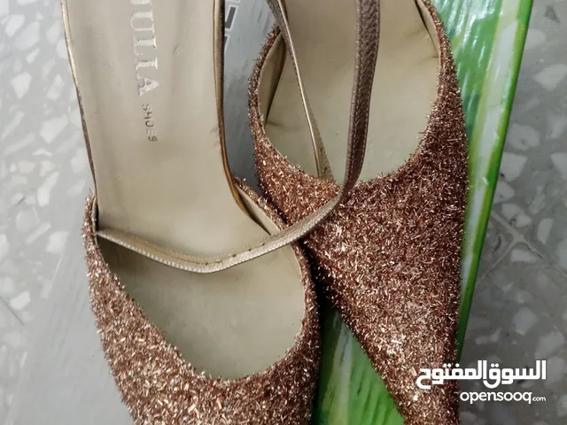 كعب نسائي نمره 39 يوجد خدمة توصيل داخل عمان