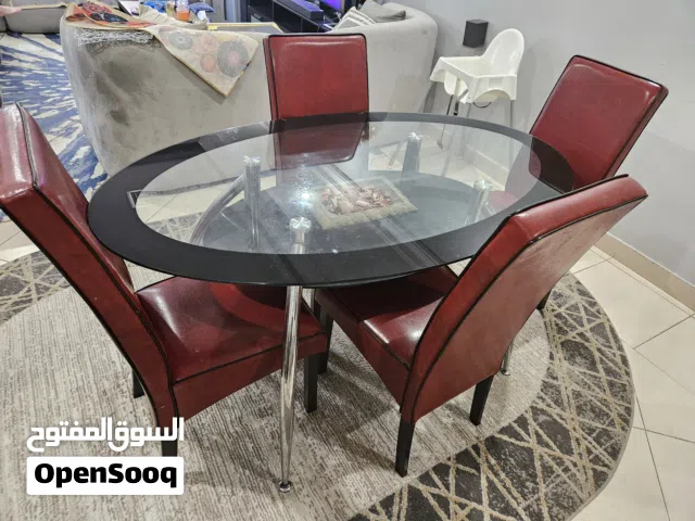 طاولة طعام مودرن مع 4 كراسي جلد