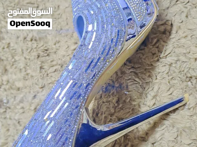 احذيه كعب عالي وشنطة كحلي لبسه وحدة للبيع