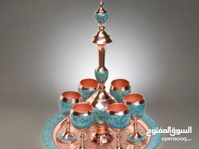 طبق شربات نحاسي بأيدي فنانين: استمتع بسحر الفيروز الإيراني