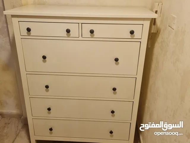 خزانة ملابس وخزانة احذيه ومرايه وطاوله بحالة ممتازة الأغراض تم شرائها من ايكيا
