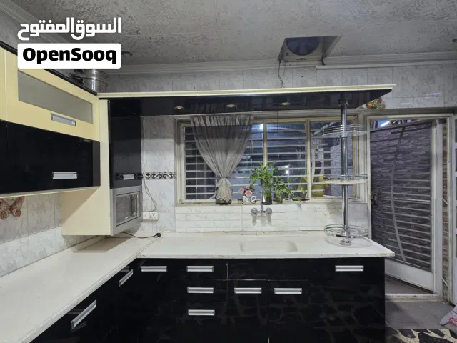 كاونتر خشب تركي  سطح الكاونتر والسنك مرمر  مستخدم قليل .. كل القطع نظيفه جدا