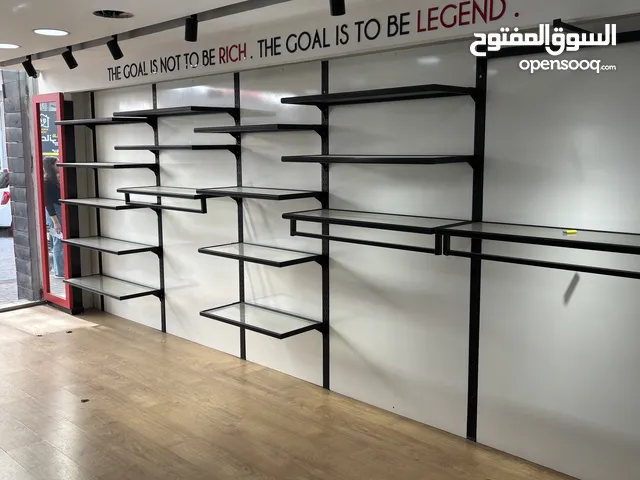 ديكور محل: رفوف ومكتب استقبال