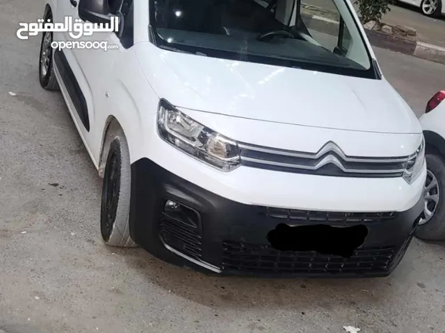 سياره سيتروين برلينجو موديل 2021 جير عادي 6 غيار تحكمات هوك خلفي السياره 4+1 نظيفه