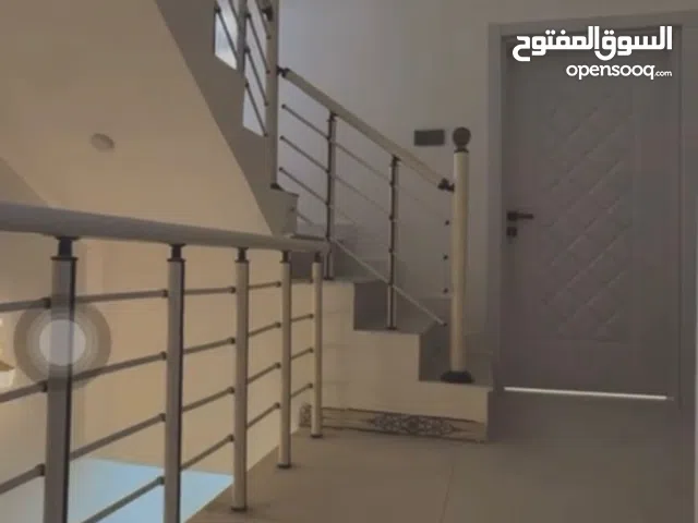 بيتين بناء حديث   واجهة ملكي  في الحي الايطالي