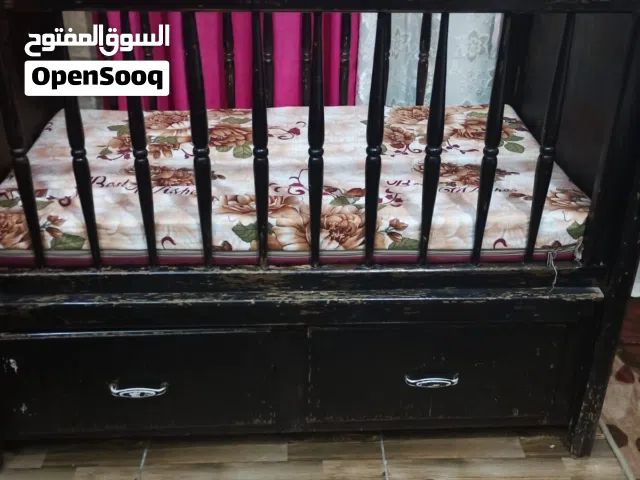 تخت زان لون بني مع فرشه للبيع