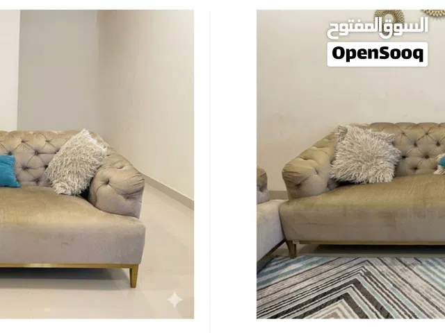 كنبتين كبار الحجم (3 مقاعد + 4 مقاعد) Two large sofas (3-seater + 4-seater)