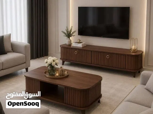 طاولة وسط مع طاولة شاشه