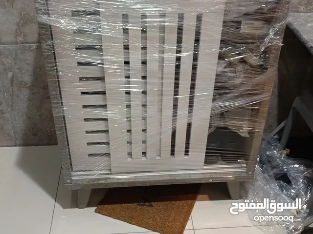 جزامة أحذيه وطاولة صغيره بحاله جيده جدا للبيع وبحاله ممتازه جدا كما هو بالصور بالرياض