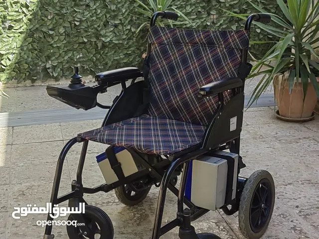كرسي متحرك للبيع حالة الوكالة استعمال خفيف لا يحتاج لا اي صيانة  تم  تغير البطاريات عدد 2 لكل بطارية