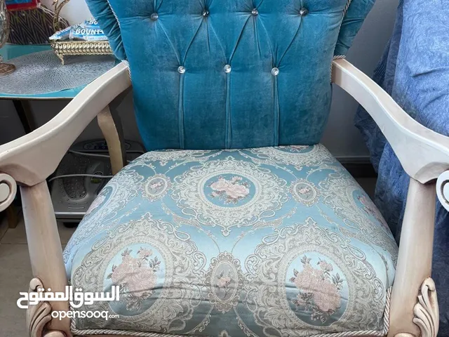 كنب باللون السمائي والابيض اربع قطع