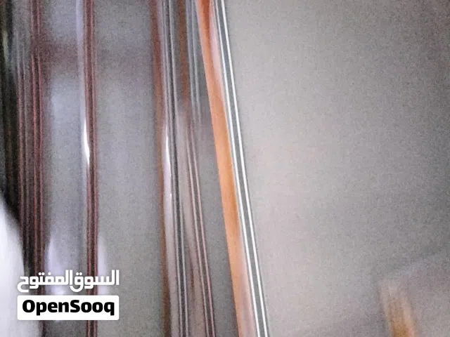 خشب مشدود عليه نايلون قوي وثخين لتسكير المقاهي والمطاعم وساحات خارجيه مع باب ضرفتين وقفل ورداد