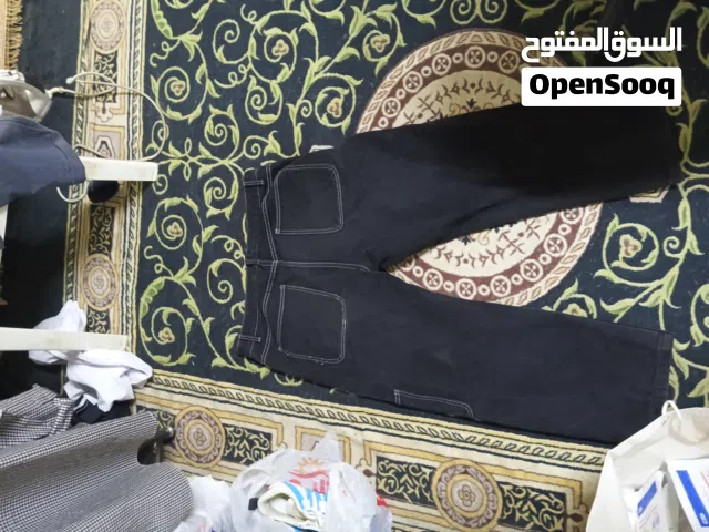 بنطال جينز اسود به تطاريز بيضاء