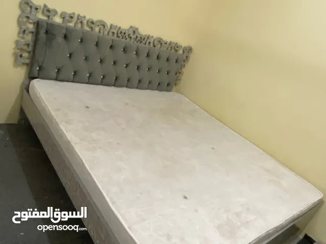 للبيع تسريحه و الشبريه مع دوشق مستعمل و بحاله نظيفه جدا