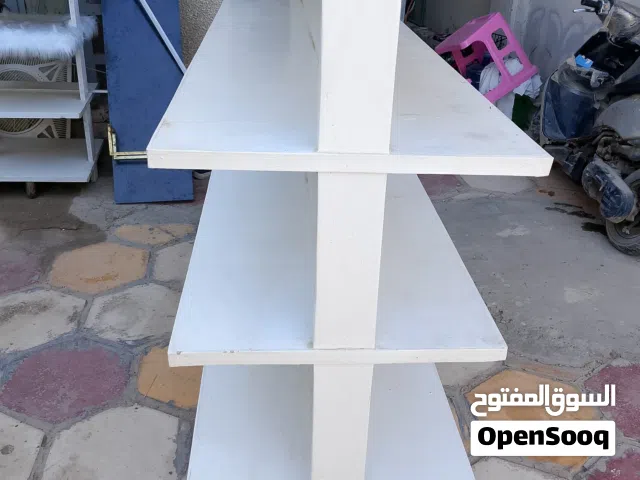 رفوف خشب مع لوحات هوك