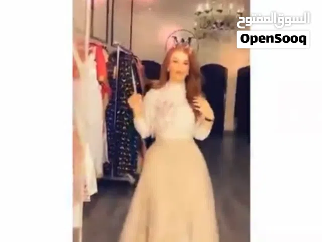 بدلة تنوره وبلوزه من المصممة أميرا ماهر