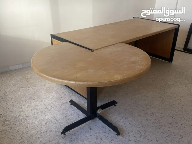 اثاث مكتبي كما في الصور والسعر مذكور في الوصف