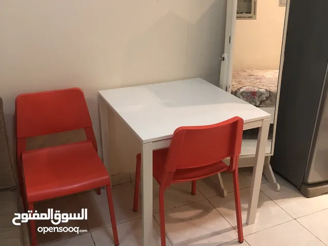بسعر 120 درهم طاولة واتنين كرسي للبيع