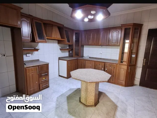 شقه الدور التاني مساحتها 170  تراس عدد 2  مواصفات رائعه بدون مصعد بسعر مغري