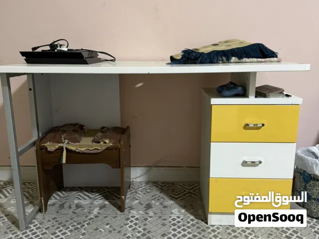 طاولة مكتب للكمبيوتر او الحاسوب او pc