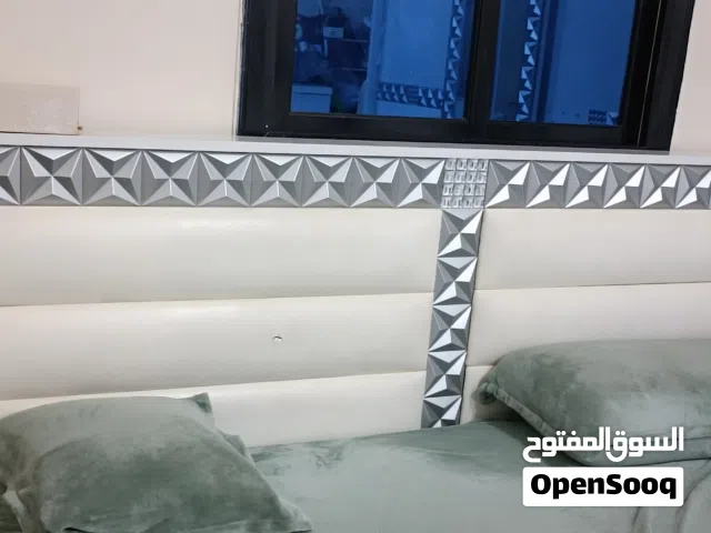 غرفة نوم سرير مع المرتبة والدولاب والتسريحة والشفنيرة وكمودينه