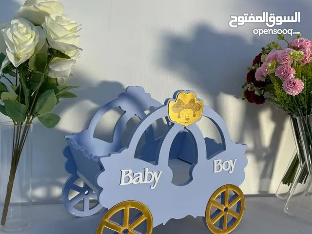 استاند خشبي برسومات مميزة للاحتفال بالمولود الجديد بطريقة مميزة وعصرية