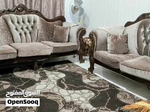 طقم كنب للبيع مع البرداي والسجادة