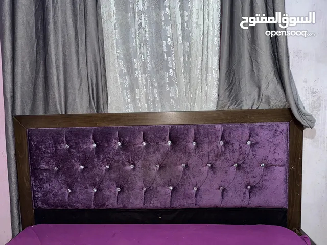تخت بحالة جيده بدون فرشة مع مفارش