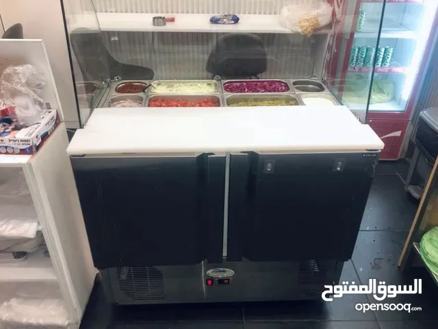ثلاجة سلطات إيطالية روعة وداخلها ثلاجة لحوم او كولا او ...