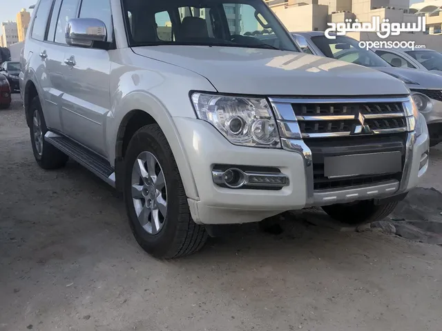 للبيع متيسوبيشي باجيرو 2022 ابيض صدفي الداخل بيج فل اتوماتيك