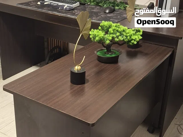 table for sell it's a little bit scratched.