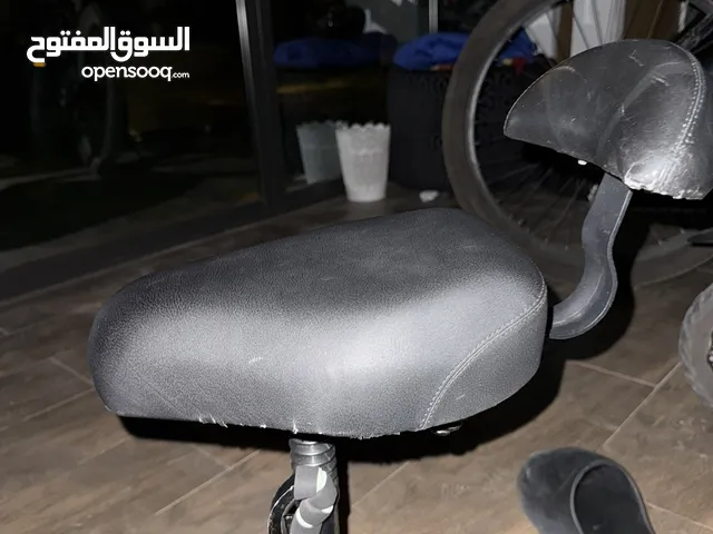 مقعدة سكوتر كهربائي مع تكيه للظهر نظيفه جدا جدا