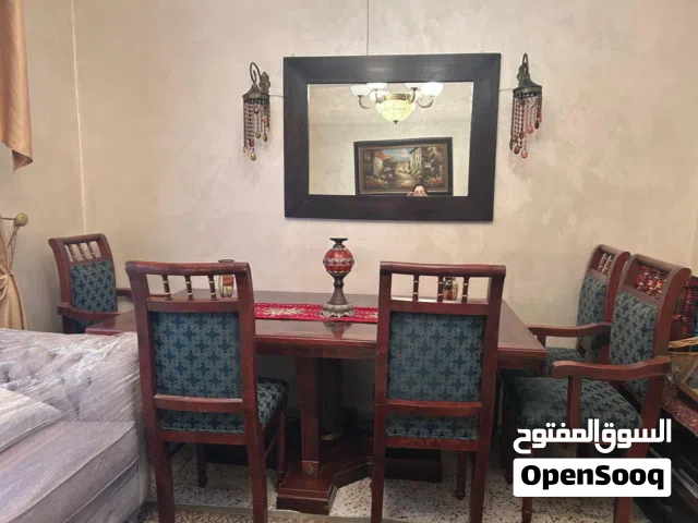 طاوله سفره بحاله ممتازه مكونه من 8 كراسي