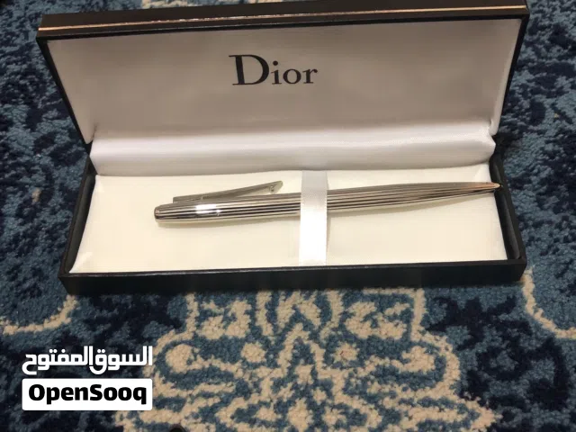للبيع قلم ديور اصلي و فيه طعجه خفيف والقلم في حبر و السعر قابل للتفاوض